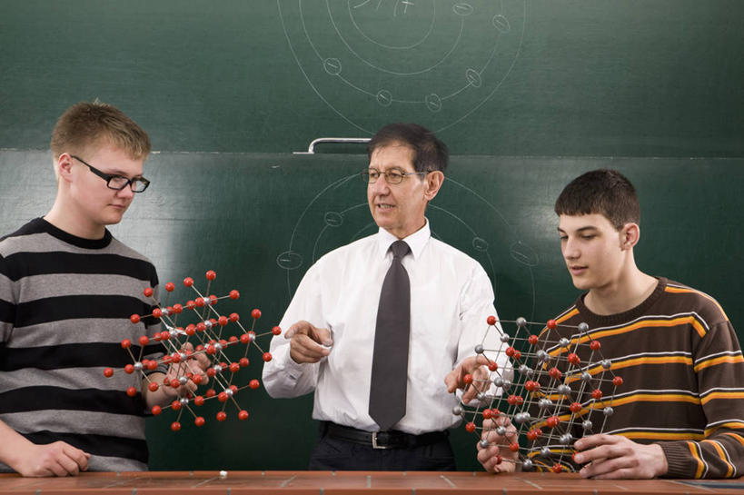 西方人,三个人,伙伴,朋友,教师,站,说,横图,室内,白天,正面,衬衫,讨论,友谊,桌面,桌子,欧洲,欧洲人,握,服装,木制,眼镜,拿,拿着,注视,休闲装,衣服,模型,木制品,黑板,观察,看,站着,休闲,同学,休闲服,教学,握着,服饰,观看,察看,分子结构,校友,关注,近视眼镜,同窗,学友,耐磨,教学黑板,分子几何,分子立体结构,分子形状,交流,友情,男人,男性,年轻男性,中年男性,白种人,讲师,教授,老师,沟通,讲话,交谈,商讨,说话,谈话,站立,半身,彩图,衬衣