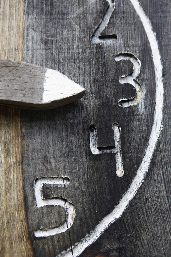 无人,竖图,室外,特写,白天,正面,静物,时间,标志,时钟,数字,文字,字符,指针,计时,标识,挂钟,钟表,表,时针,阿拉伯数字,分针,钟,彩图