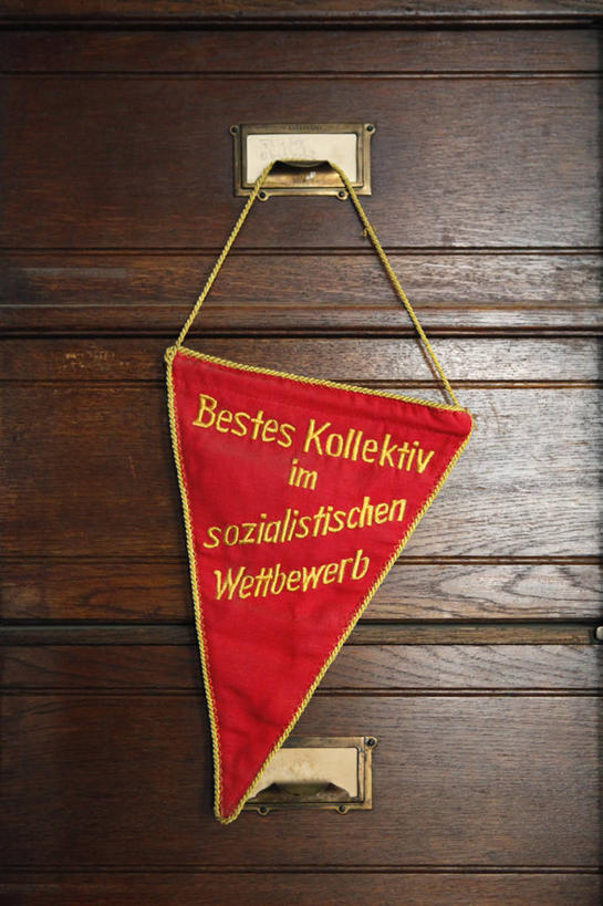 无人,竖图,室内,特写,白天,正面,柜子,静物,旗帜,吊挂,悬挂,英文,标志,三角形,图形,文字,字符,字母,储物柜,几何,挂,标识,旗子,黄色,红色,英文字母,储存,数学,旌旗,储备,蕴藏,贮备,彩图,几何图形,贮存