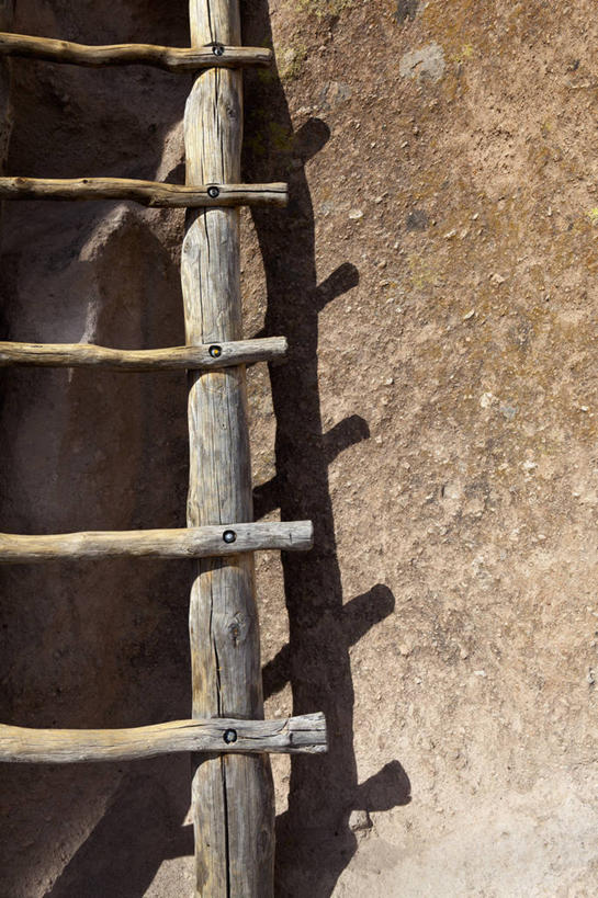 无人,家,攀登,竖图,室外,特写,白天,正面,建材,建筑,静物,阴影,光线,材料,梯子,影子,砖,砖块,房屋,阶梯,木梯,墙,屋子,楼房,墙壁,墙面,住宅,阳光,爬,砖头,建造,上升,登高,石料,攀爬,彩图,房子,砌墙砖