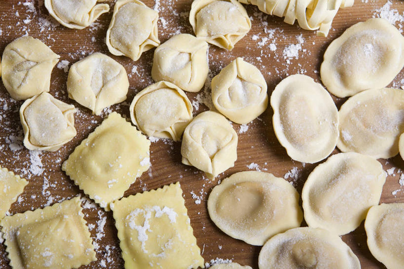 面食,无人,横图,俯视,室内,特写,白天,烹饪,西餐,桌面,桌子,阴影,反射,木制,粉末,影子,面粉,料理,食品,饺子,面点,粮食,小吃,菜肴,美食,食物,木制品,粉,西式,佳肴,农产品,原材料,意大利饺子,粉状,彩图,高角度拍摄