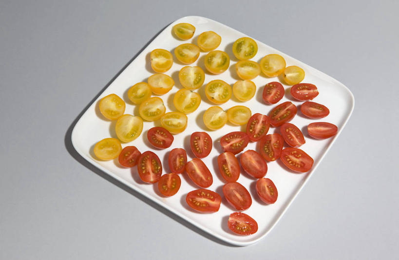 无人,横图,俯视,室内,特写,白天,蔬菜,西红柿,小番茄,餐具,切开,阴影,灰色背景,新鲜,反射,碟子,盘,影子,食品,食物,一个,黄色,红色,盘子,碟,切,摄影,有机食品,绿色食品,影棚,单个,剖面,切面,小西红柿,樱桃小番茄,珍珠小番茄,樱桃番茄,圣女果,番茄,彩图,高角度拍摄,影棚拍摄,拍摄,黄色小番茄