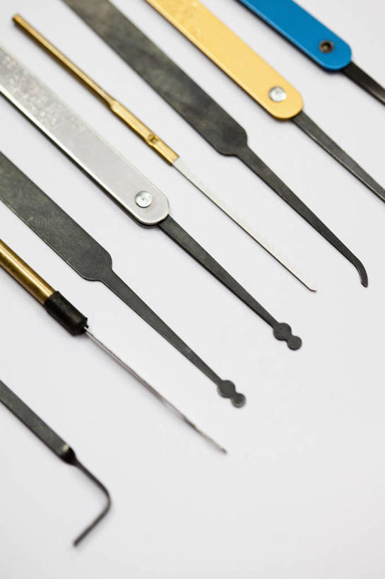 无人,竖图,俯视,室内,特写,白天,白色背景,静物,金属制品,一排,许多,敲打,整齐,金属,锤子,工具,榔头,很多,排列,摄影,影棚,五金,变形,紧固,队列,矫正,斧头,塑形,牢固,斧子,彩图,高角度拍摄,影棚拍摄,拍摄,撬斧