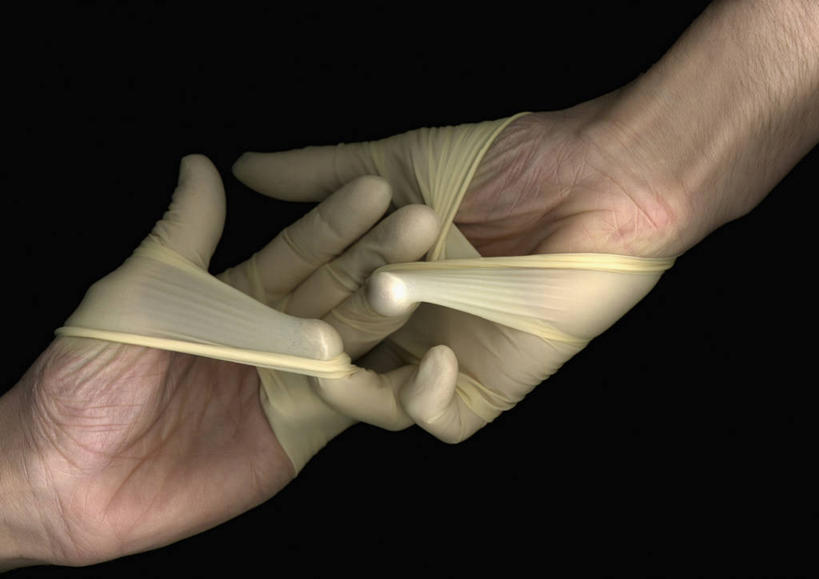 西方人,手,一个人,拉,横图,室内,特写,白天,正面,欧洲,欧洲人,双手,仅一个男性,仅一个人,黑色背景,仅一个年轻男性,黄色,手套,手部,橡胶,摄影,影棚,橡胶手套,橡胶制品,医用手套,男人,男性,年轻男性,白种人,半身,彩图,影棚拍摄,拍摄