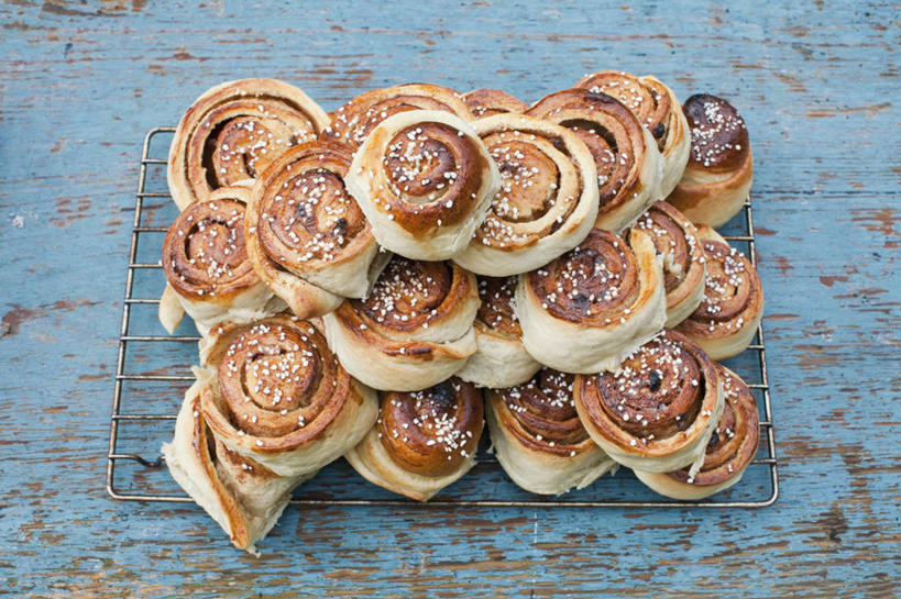 点心,面包,无人,横图,俯视,室内,特写,白天,烘焙,桌面,桌子,金属制品,一堆,许多,阴影,堆叠,堆积,反射,金属,木制,影子,食品,面点,很多,架子,食物,糕点,木制品,摄影,影棚,堆,冷却,冷却架,彩图,高角度拍摄,影棚拍摄,拍摄,甜面包