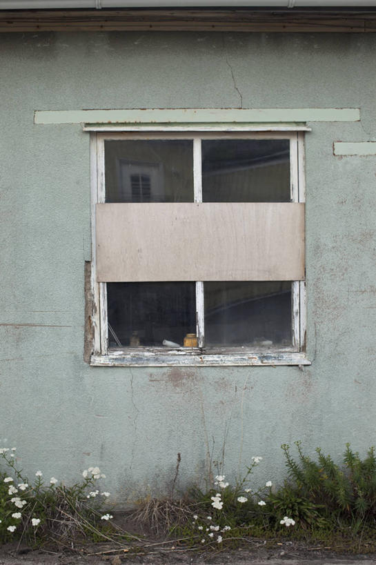 无人,家,竖图,室外,白天,正面,旅游,度假,草地,草坪,美景,植物,窗户,瑞典,欧洲,盛开,房屋,墙,屋子,景观,花蕾,娱乐,楼房,玻璃窗,墙壁,墙面,住宅,草,花,花瓣,花朵,鲜花,绿色,白色,自然,花苞,花蕊,享受,休闲,景色,放松,斯堪的纳维亚,自然风光,北欧,斯堪的那维亚,斯堪的那维亚半岛,斯堪的纳维亚半岛,哥得兰岛,瑞典王国,彩图,房子