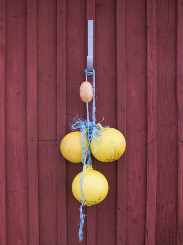 无人,竖图,室内,特写,白天,正面,静物,吊挂,悬挂,木制,标志,钩子,墙,挂,标识,墙壁,墙面,三个,黄色,红色,木制品,浮标,渔具,鱼钩,航标,彩图,钓鱼,航行标志,助航标志