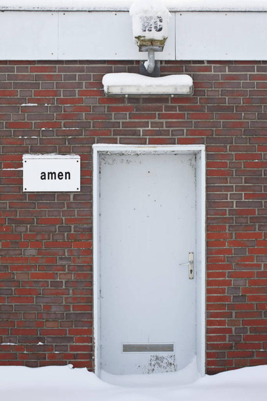 无人,竖图,室外,白天,正面,雪,大雪,门,卫生间,洗手间,英文,标志,文字,字符,字母,墙,积雪,雪景,冬季,冬天,标识,墙壁,墙面,门框,寒冷,英文字母,公厕,公共厕所,严寒,厕所,彩图