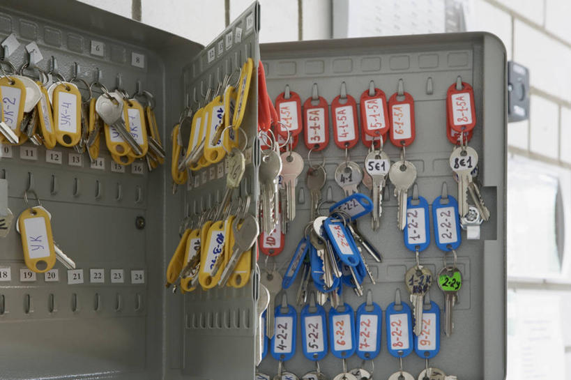 无人,横图,室内,特写,白天,正面,安全,柜子,静物,许多,吊挂,连接,悬挂,装饰,防护,钥匙,钥匙圈,储物柜,很多,挂,保护,华丽,修饰,点缀,开启,储存,封闭,钥匙链,保险,私密,钥匙扣,保全,周全,安稳,安定,防盗,衬托,美观,雅致,雅观,贯穿,连结,衔接,储备,蕴藏,贮备,串连,平安,彩图,锁匙扣,钥匙挂,贮存