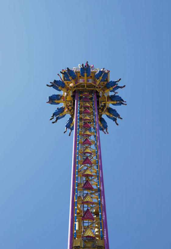 西方人,游乐园,坐,竖图,室外,白天,仰视,度假,游戏,美景,城市风光,城市,游乐场,玩具,欧洲,美国,欧洲人,阴影,服装,光线,影子,景观,许多人,玩,休闲装,娱乐,衣服,蓝色,蓝天,天空,阳光,天,一群人,享受,休闲,休闲服,景色,放松,益智,服饰,晴朗,活动,北美,北美洲,发泄,消遣,智力,加利福尼亚,美洲,加州,加利福尼亚州,万里无云,金州,黄金州,北亚美利加洲,亚美利加洲,宣泄,乐园,奥兰治县,男人,男性,年轻男性,年轻女性,女人,女性,白种人,晴空,晴空万里,玩耍,嬉戏,坐着,彩图,低角度拍摄,全身,科斯塔梅萨