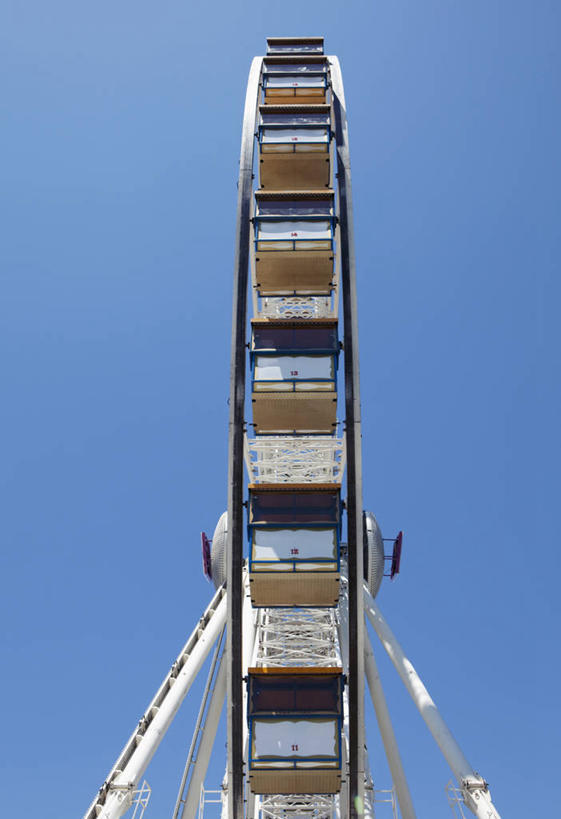 无人,游乐园,竖图,室外,白天,仰视,度假,游戏,美景,城市风光,城市,游乐场,美国,阴影,光线,影子,景观,摩天轮,玩,娱乐,蓝色,蓝天,天空,阳光,天,享受,休闲,景色,放松,游乐设施,晴朗,活动,北美,北美洲,发泄,消遣,智力,加利福尼亚,美洲,加州,加利福尼亚州,万里无云,金州,黄金州,费里斯大转轮,北亚美利加洲,亚美利加洲,宣泄,乐园,游艺设施,奥兰治县,晴空,晴空万里,玩耍,嬉戏,彩图,低角度拍摄,科斯塔梅萨