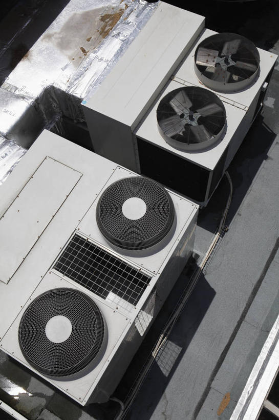 无人,竖图,俯视,室外,白天,阴影,光线,电器,影子,屋顶,风扇,夏季,清凉,顶棚,凉爽,空调,阳光,夏天,电风扇,电扇,调节,舒适,家电,家用电器,调整,空气调节器,彩图,高角度拍摄,小家电