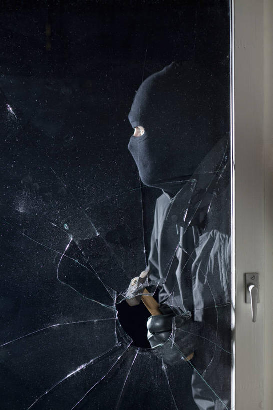 西方人,一个人,站,竖图,室内,夜晚,侧面,窗户,帽子,欧洲,欧洲人,仅一个男性,仅一个人,仅一个中年男性,敲打,握,服装,破碎,锤子,工具,榔头,拿,拿着,扭头,注视,休闲装,玻璃窗,衣服,手套,观察,看,站着,转头,休闲,休闲服,握着,服饰,观看,五金,犯罪,察看,变形,犯法,紧固,破裂,关注,矫正,塑形,盗窃,偷窃,摧毁,牢固,小偷,窃贼,盗贼,贼,偷盗,巴拉克拉法帽,男人,男性,中年男性,白种人,站立,半身,彩图