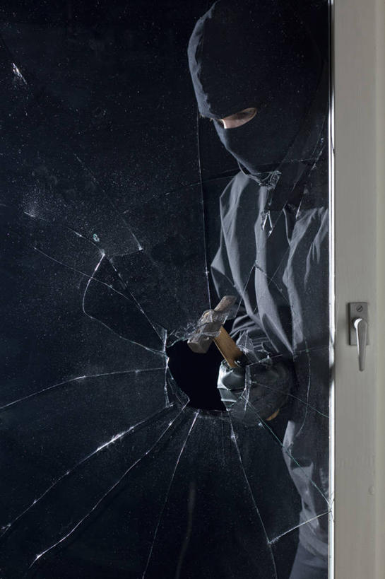 西方人,一个人,站,竖图,室内,夜晚,侧面,窗户,帽子,欧洲,欧洲人,仅一个男性,仅一个人,仅一个中年男性,敲打,握,服装,破碎,锤子,工具,榔头,拿,拿着,注视,休闲装,玻璃窗,衣服,手套,观察,看,站着,休闲,休闲服,握着,服饰,观看,五金,犯罪,察看,变形,犯法,紧固,破裂,关注,矫正,塑形,盗窃,偷窃,摧毁,牢固,小偷,窃贼,盗贼,贼,偷盗,巴拉克拉法帽,男人,男性,中年男性,白种人,站立,半身,彩图