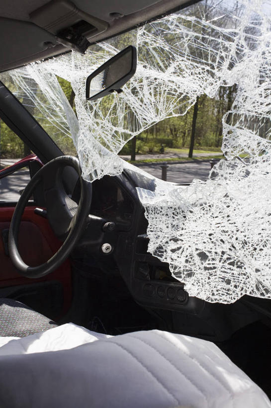 无人,竖图,室内,白天,正面,安全,机器,仪器,窗户,镜子,汽车,一辆,破碎,反射,破坏,设备,破损,玻璃窗,车,车窗,方向盘,交通工具,轿车,驾驶,行驶,后视镜,损坏,镜像,控制,破裂,生命,镜面,灾难,载具,事故,车祸,摧毁,光学,侧视镜,劫难,磨难,灾祸,彩图,灾害