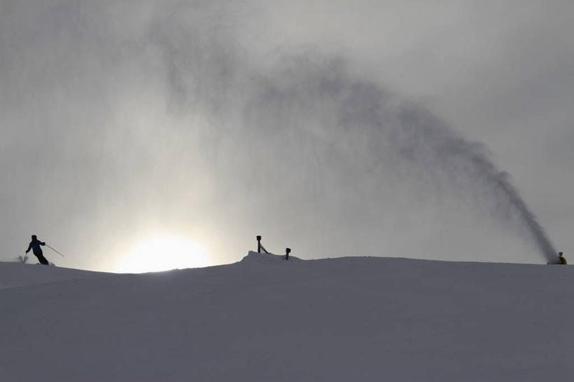 西方人,一个人,站,横图,室外,白天,正面,旅游,度假,美景,山,雪,雪山,大雪,瑞士,欧洲,欧洲人,仅一个男性,仅一个人,仅一个中年男性,握,阴影,服装,光线,影子,冰,积雪,景观,山峰,雪景,云,云朵,冬季,冬天,下雪,山峦,拿,云彩,拿着,娱乐,运动器械,衣服,白云,阳光,自然,站着,享受,休闲,温暖,健身器械,景色,放松,寒冷,握着,服饰,保暖,滑雪板,滑雪鞋,人工降雪,冰冷,御寒,自然风光,健身器材,滑雪服,滑雪装备,中欧,严寒,瑞士联邦,冰凉,酷寒,凛冽,凛凛,极冷,竞技服,旅游服,冬装,男人,男性,中年男性,白种人,站立,彩图,全身,降雪,运动器材