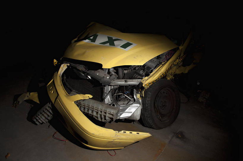 无人,横图,室外,夜晚,正面,安全,出租车,汽车,一辆,英文,标志,文字,字符,字母,防护,标识,车,交通工具,轿车,英文字母,保护,灾难,载具,的士,保险,计程车,车祸,保全,周全,安稳,安定,平安,危险,彩图,汽车保险杠,保险杠