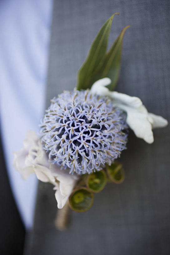 西方人,一个人,站,竖图,室外,特写,白天,正面,衬衫,西装,珠宝,欧洲,欧洲人,仅一个男性,仅一个人,阴影,套装,正装,朦胧,模糊,装饰,盛开,反射,影子,领带,胸花,花蕾,职业装,花,花瓣,花朵,鲜花,仅一个年轻男性,一朵,紫色,饰品,花苞,花蕊,站着,胸针,华丽,修饰,点缀,配饰,衬托,美观,雅致,雅观,男人,男性,年轻男性,白种人,站立,半身,彩图,衬衣