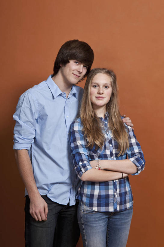 西方人,两个人,站,笑,双手交叉,微笑,竖图,室内,白天,正面,爱情,欧洲,欧洲人,橙色背景,阴影,服装,反射,方格,格子,影子,浪漫,注视,休闲装,衣服,观察,看,站着,休闲,温暖,温馨,休闲服,恩爱,恋人,摄影,服饰,影棚,观看,和睦,察看,双手抱胸,关注,男人,男性,年轻男性,年轻女性,女人,女性,白种人,情侣,站立,半身,彩图,影棚拍摄,拍摄,伴侣,融洽