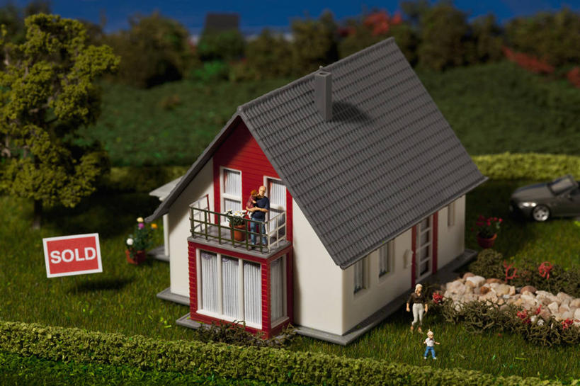 西方人,儿童,无人,三个人,家庭,夫妻,母亲,父亲,儿子,栏杆,露台,站,横图,俯视,室内,特写,白天,爱情,游戏,纯洁,草地,草坪,花海,花圃,植物,阳台,汽车,静物,玩具,叶子,雕塑,欧洲,欧洲人,一辆,阴影,服装,艺术,装饰,立体,盛开,反射,空间,雕刻,雕像,影子,屋顶,围栏,浪漫,玩,花蕾,顶棚,注视,休闲装,娱乐,护栏,车,草,花,花瓣,花朵,花卉,鲜花,树,树木,小孩,衣服,绿色,自然,模型,工艺品,交通工具,轿车,花丛,花束,花田,花苞,花蕊,观察,看,站着,休闲,温暖,温馨,父子,母子,三口之家,一家人,休闲服,橡胶,恩爱,父爱,规划,可爱,母爱,童年,童趣,益智,恋人,摄影,服饰,皮球,影棚,生长,成长,观看,活动,纪念,美术,和睦,察看,发泄,关注,消遣,智力,载具,主题,陈列,童真,橡胶制品,烂漫,无邪,功能,美学,宣泄,直观,建筑模型,建筑设计,空心球,天真,男孩,男人,男性,年轻男性,年轻女性,女人,女性,白种人,孩子,年轻人,夫妇,情侣,设计,玩耍,嬉戏,站立,彩图,高角度拍摄,全身,影棚拍摄,拍摄,露天阳台,伴侣,融洽,男生