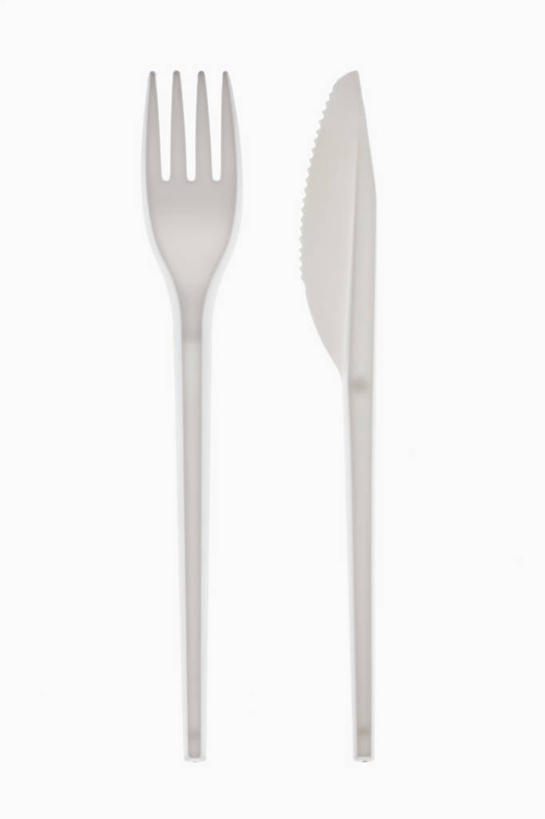 无人,竖图,室内,特写,白天,白色背景,正面,静物,餐具,叉子,刀叉,刀子,塑料,两个,塑料制品,摄影,影棚,餐刀,餐叉,进餐用具,彩图,影棚拍摄,拍摄