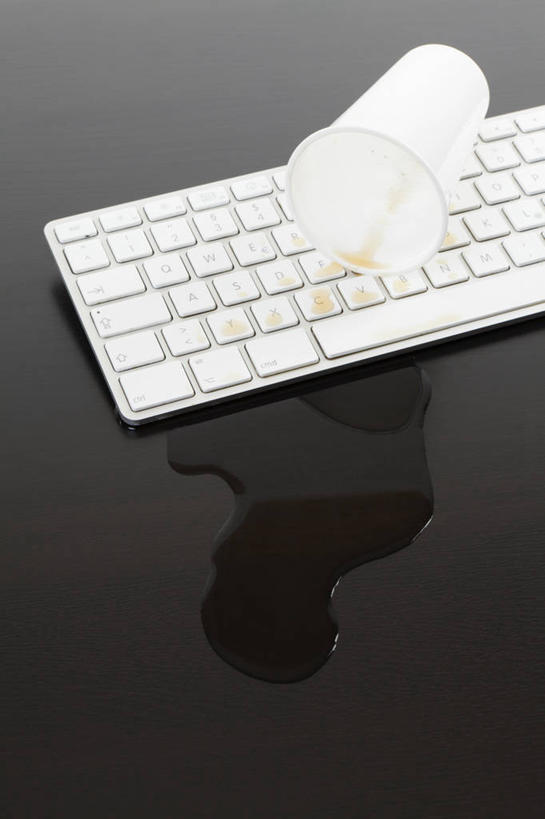 无人,竖图,俯视,室内,特写,白天,键盘,水,桌子,杯子,阴影,反射,液体,影子,水滴,洒,输入设备,通讯设备,白色,肮脏,通信设备,邋遢,龌龊,污秽,撒,彩图,高角度拍摄