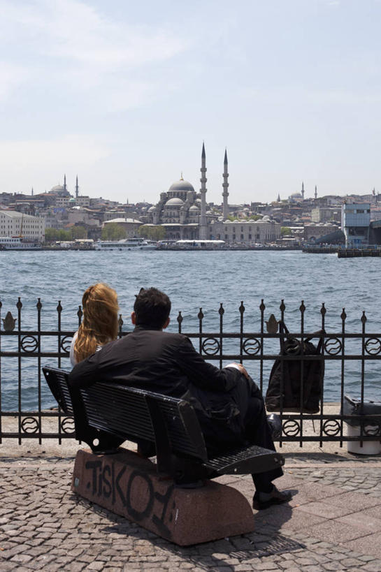 西方人,两个人,栏杆,坐,竖图,室外,白天,爱情,旅游,度假,河流,水,标志建筑,地标,建筑,椅子,欧洲,土耳其,欧洲人,亚洲,阴影,服装,节日,光线,影子,木椅,河水,水流,围栏,首都,浪漫,休闲装,文化,娱乐,建设,护栏,背面,衣服,蓝色,蓝天,天空,阳光,天,祈祷,享受,休闲,健康,温暖,温馨,休闲服,旅游胜地,恩爱,放松,搭,许愿,恋人,宗教,服饰,信仰,晴朗,纪念,祈求,和睦,伊斯兰教,搭着,清真寺,西亚,伊斯坦布尔,万里无云,金角湾,平安,男人,男性,年轻男性,年轻女性,女人,女性,白种人,情侣,晴空,晴空万里,坐着,彩图,全身,伴侣,融洽,土耳其共和国