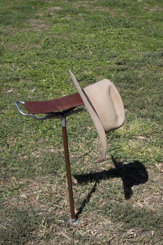 无人,竖图,俯视,室外,特写,白天,草地,草坪,美景,植物,帽子,椅子,一把,阴影,光线,草帽,影子,木椅,景观,座椅,草,绿色,阳光,自然,景色,自然风光,折叠椅,一顶,彩图,高角度拍摄