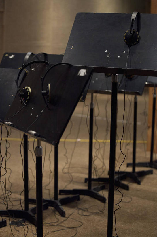 无人,竖图,室内,白天,正面,快乐,满意,幸福,阴影,电力,反射,电线,线,影子,音响,电能,音乐,线路,娱乐,架子,耳机,享受,休闲,放松,电,电源,电源线,录音棚,录音室,舒适,享乐,能量,乐谱架,彩图