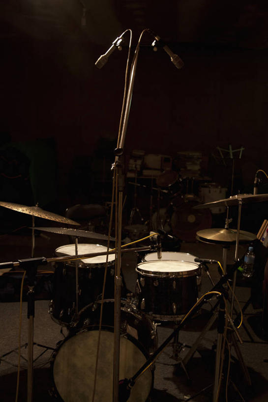 无人,竖图,室内,白天,正面,阴影,反射,影子,支架,墙,鼓,架子鼓,乐器,架子,墙壁,墙面,黑色,话筒,支撑,打击乐器,录音棚,录音室,麦克风,扩音器,话筒架,传声器,爵士鼓,微音器,彩图,麦克风架