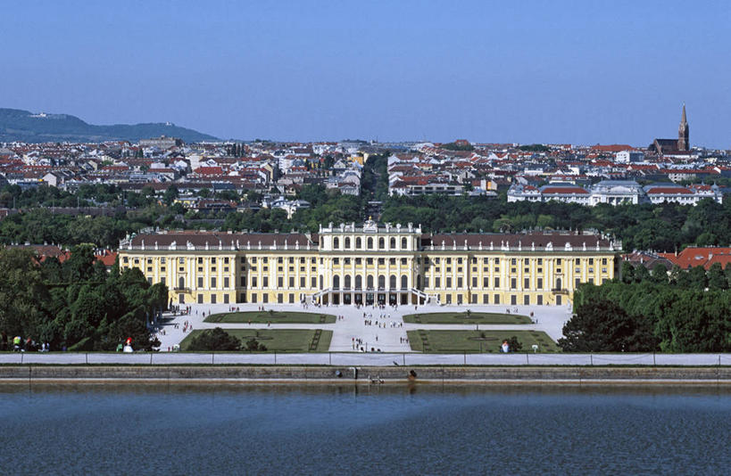 无人,家,高楼大厦,横图,室外,白天,正面,度假,草地,草坪,湖,湖泊,美景,山,山脉,水,植物,窗户,城市风光,城市,大厦,建筑,摩天大楼,奥地利,欧洲,维也纳,一排,许多,阴影,整齐,并列,并排,光线,影子,房屋,屋子,湖面,景观,山峰,水流,水面,建筑群,山峦,首都,娱乐,建设,楼房,玻璃窗,住宅,草,树,树木,排列,蓝色,绿色,蓝天,天空,阳光,自然,湖水,群山,天,享受,休闲,景色,放松,生长,晴朗,成长,队列,平行,中欧,万里无云,奥地利共和国,舍恩布龙宫,美泉宫,晴空,晴空万里,彩图,房子,大楼,高层建筑,高楼,摩天楼