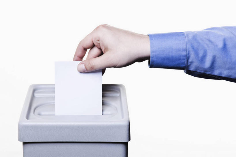 西方人,手,一个人,商务人士,商务男性,横图,室内,特写,白天,白色背景,正面,衬衫,欧洲,欧洲人,仅一个男性,仅一个人,一张,握,套装,材料,档案,文件,纸,拿,拿着,仅一个年轻男性,一个,白色,容器,手稿,箱子,资料,手部,握着,摄影,影棚,单个,储藏,单手,证明,选票,储存,文档,商务装,工薪阶层,投票箱,票子,男人,男性,年轻男性,白种人,白领,上班族,半身,彩图,影棚拍摄,衬衣,拍摄,贮存,投票