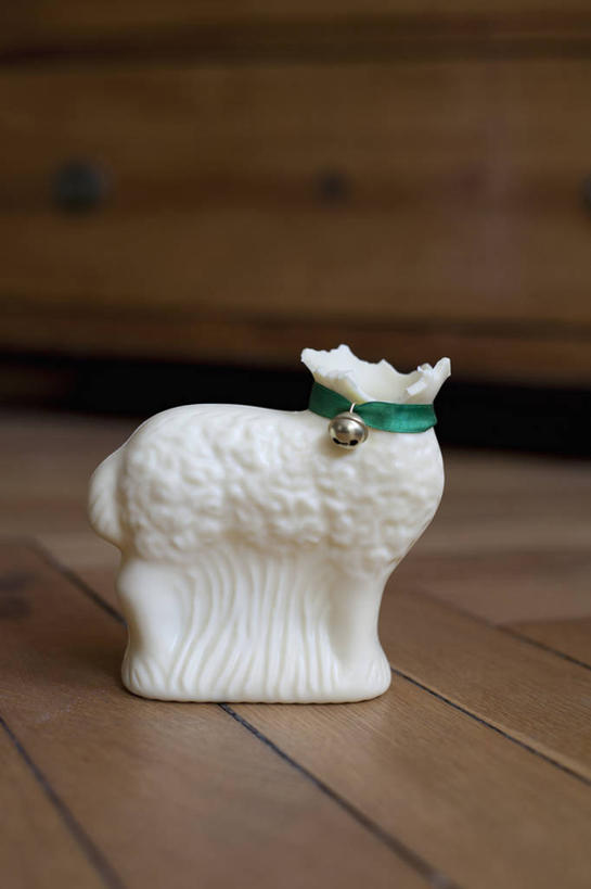 无人,竖图,室内,特写,白天,正面,地板,阴影,反射,影子,食品,糖,糖果,甜点,甜品,地面,破坏,白巧克力,破损,木地板,食物,甜食,巧克力,朱古力,损坏,彩图