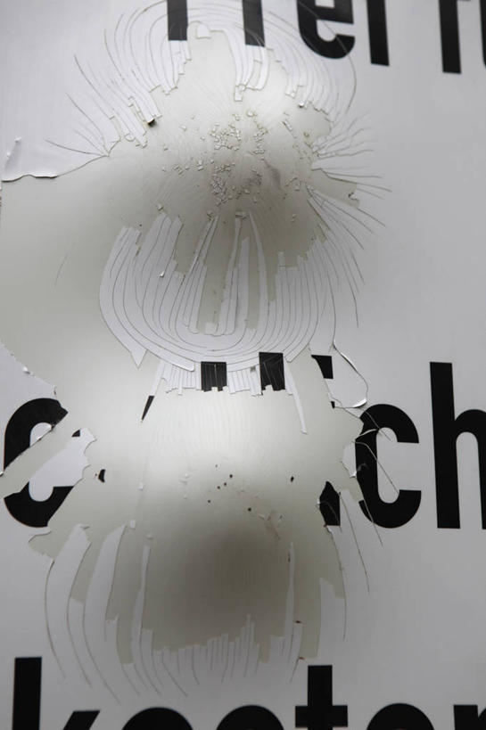 无人,竖图,室内,特写,白天,正面,静物,英文,标志,文字,纸,字符,字母,稿纸,信纸,纸张,破坏,标识,破损,白色,黑色,便签纸,英文字母,损坏,彩图,速写纸,文稿纸,演算纸