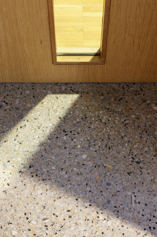 无人,竖图,俯视,室内,特写,白天,窗户,静物,阴影,反射,影子,墙,大理石,玻璃窗,墙壁,墙面,黄色,大理石制品,彩图,高角度拍摄