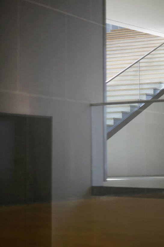 无人,栏杆,竖图,室内,白天,正面,地板,楼梯,门,阴影,反射,扶手,影子,阶梯,墙,地面,护栏,木地板,墙壁,墙面,台阶,白色,门框,彩图