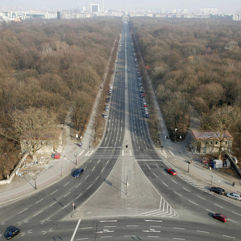 无人,公园,方图,俯视,室外,白天,消失点,旅游,度假,美景,树林,植物,道路,路,公路,汽车,德国,欧洲,许多,阴影,光线,影子,地平线,景观,辽阔,分界线,地面,停车线,交通,首都,娱乐,柏林,车,树,树木,蓝色,绿色,蓝天,天空,阳光,自然,交通工具,轿车,天,享受,休闲,广阔,景色,放松,生长,晴朗,成长,车行道,车行道分界线,一望无际,西欧,自然风光,载具,延伸,标线,车行线,万里无云,德意志联邦共和国,天地相交,柏林州,无边无际,一马平川,蒂尔加藤公园,晴空,晴空万里,马路,彩图,高角度拍摄,没影点,灭点