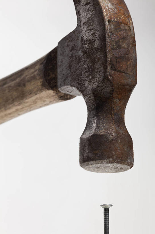 无人,竖图,室内,特写,白天,白色背景,正面,静物,敲打,阴影,反射,锤子,钉子,工具,榔头,影子,摄影,影棚,五金,变形,紧固,矫正,塑形,牢固,彩图,影棚拍摄,拍摄,稳固