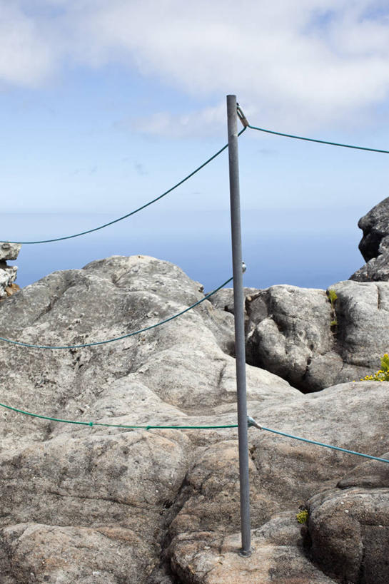 无人,竖图,室外,白天,正面,旅游,度假,海浪,海洋,石头,美景,非洲,南非,电力,电线,电线杆,石子,线,景观,浪花,云,云朵,电能,首都,线路,云彩,娱乐,蓝色,白云,蓝天,天空,自然,海水,天,享受,休闲,景色,放松,晴朗,电,电源,自然风光,能量,海景,开普敦,省会,阿非利加洲,立法首都,南非共和国,西开普省,大海,风浪,海,海水的波动,近岸浪,石块,岩石,涌浪,晴空,彩图