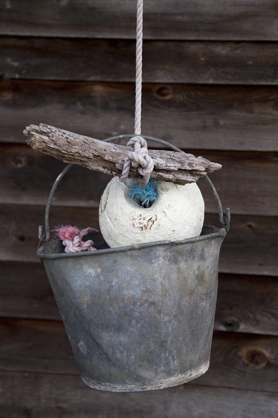 无人,家,木屋,竖图,室外,白天,正面,金属制品,吊挂,悬挂,金属,标志,铁桶,桶,挂,标识,住宅,一个,容器,绳子,浮标,单个,储藏,绳索,储存,航标,彩图,茅舍,茅屋,棚屋,小木屋,小屋,航行标志,助航标志,贮存