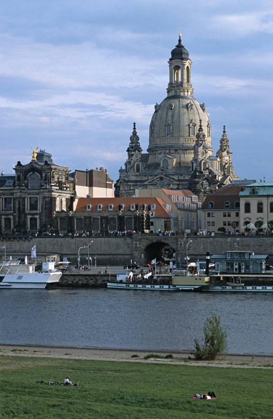 无人,教堂,竖图,室外,白天,正面,旅游,度假,草地,草坪,河流,水,植物,标志建筑,地标,建筑,轮船,船,德国,欧洲,阴影,波纹,飞溅,节日,溅,光线,液体,影子,河水,水滴,水流,云,云朵,云彩,文化,娱乐,建设,水珠,草,树,树木,蓝色,绿色,白云,蓝天,水纹,天空,阳光,自然,船尾波,交通工具,波浪,天,祈祷,享受,休闲,健康,旅游胜地,放松,许愿,宗教,信仰,生长,晴朗,成长,纪念,祈求,基督教,西欧,喷洒,天主教,载具,信念,德意志联邦共和国,圣母大教堂,德累斯顿,萨克森州,萨克森自由州,德累斯顿圣母大教堂,德累斯顿圣母教堂,平安,晴空,彩图,大教堂,礼拜堂