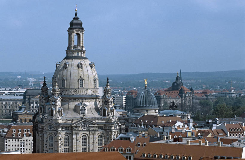 无人,家,教堂,横图,俯视,室外,白天,旅游,度假,植物,标志建筑,地标,建筑,德国,欧洲,阴影,节日,光线,影子,房屋,屋子,公寓,文化,娱乐,建设,洋房,楼房,住宅,树,树木,蓝色,绿色,蓝天,天空,阳光,自然,天,祈祷,享受,休闲,健康,旅游胜地,放松,许愿,宗教,信仰,生长,晴朗,成长,纪念,祈求,基督教,西欧,天主教,信念,万里无云,德意志联邦共和国,圣母大教堂,德累斯顿,萨克森州,萨克森自由州,德累斯顿圣母大教堂,德累斯顿圣母教堂,平安,晴空,晴空万里,彩图,高角度拍摄,房子,大教堂,礼拜堂