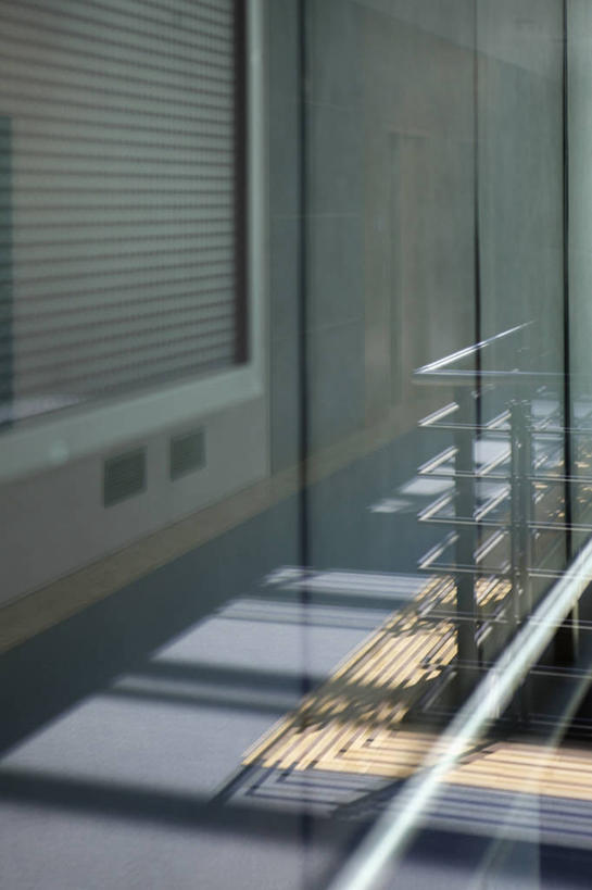 无人,栏杆,竖图,室内,白天,正面,德国,欧洲,阴影,反射,瓷砖,地砖,影子,围栏,走道,走廊,过道,地面,首都,护栏,柏林,西欧,德意志联邦共和国,柏林州,彩图