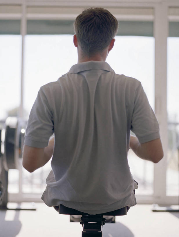 西方人,一个人,健身房,坐,竖图,室内,白天,运动服,锻炼,运动,窗户,落地窗,欧洲,欧洲人,仅一个男性,仅一个人,阴影,服装,反射,影子,娱乐,运动器械,玻璃窗,仅一个年轻男性,背面,衣服,享受,休闲,健身器械,放松,服饰,衣着,穿着,健身器材,室内运动,衣饰,划船器,划船机,男人,男性,年轻男性,白种人,坐着,半身,彩图,健身,健身馆,运动器材,运动装