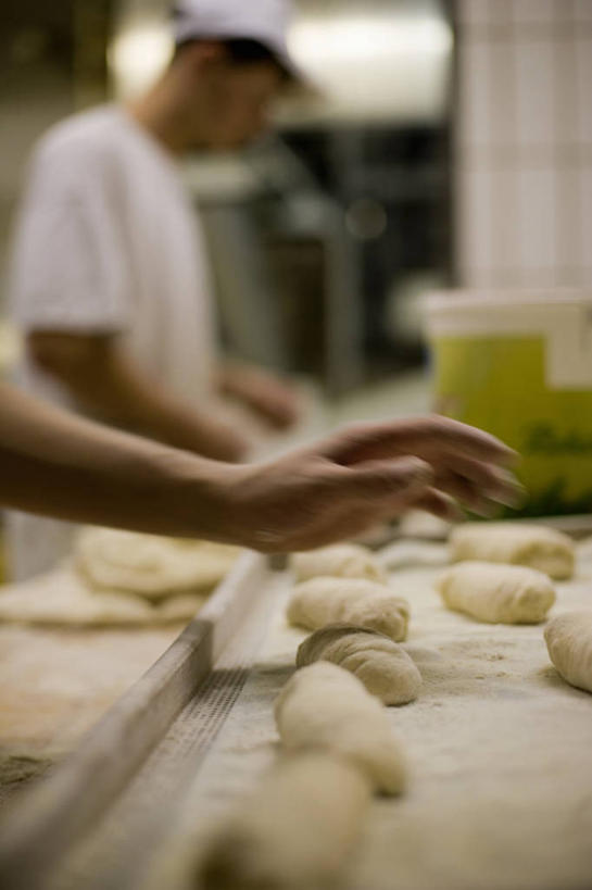 点心,面包,西方人,两个人,伙伴,朋友,商店,站,竖图,室内,白天,侧面,工作服,制服,购物,友谊,合作,团队,消费,厨房,桌面,桌子,帽子,欧洲,欧洲人,握,阴影,朦胧,模糊,反射,木制,粉末,影子,面粉,食品,面点,拿,粮食,拿着,注视,商铺,食物,糕点,木制品,低头,观察,看,站着,粉,战略,握着,金融,观看,农产品,察看,关注,厨师帽,面点师,选购,贸易,烘焙师,原材料,联合,合谋,血拼,粉状,垂头,市肆,商号,工作制服,面包店,配合,协作,男人,男性,年轻男性,白种人,站立,半身,彩图,工作套服,灶间,店铺