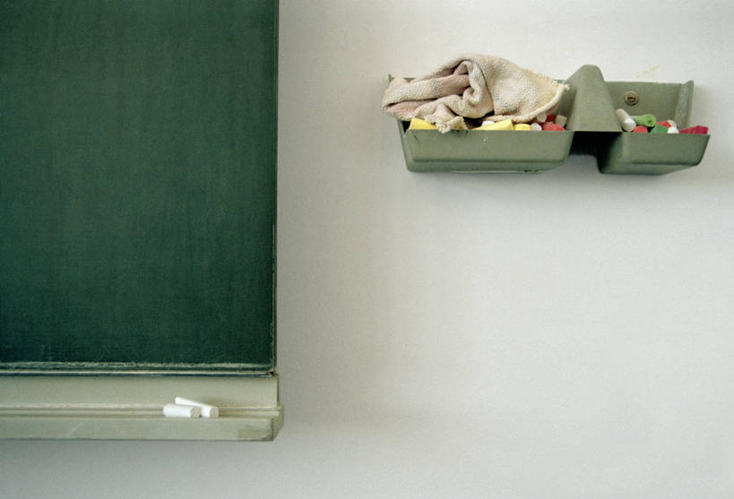 无人,学校,横图,室内,特写,白天,正面,静物,笔,工具,塑料,墙,校园,墙壁,墙面,盒子,白色,粉笔,黑板擦,容器,塑料制品,学习用品,黑板,教室,教学,储藏,文具用品,储存,耐磨,白垩,教学黑板,粉笔擦,彩图,贮存