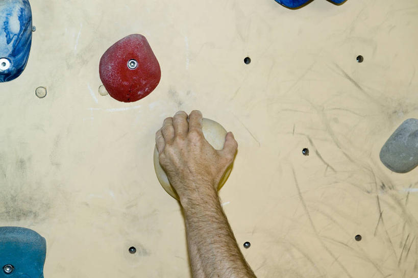 西方人,手,一个人,攀登,横图,室内,特写,白天,锻炼,旅游,度假,探险,运动,攀岩,石头,欧洲,欧洲人,仅一个男性,仅一个人,握,阴影,反射,石子,影子,墙,岩壁,拿,拿着,娱乐,极限运动,墙壁,墙面,仅一个年轻男性,背面,享受,休闲,手部,爬,放松,握着,单手,室外运动,户外运动,攀岩墙,冒险,体育,男人,男性,年轻男性,白种人,石块,岩石,登山,攀爬,半身,彩图,健身