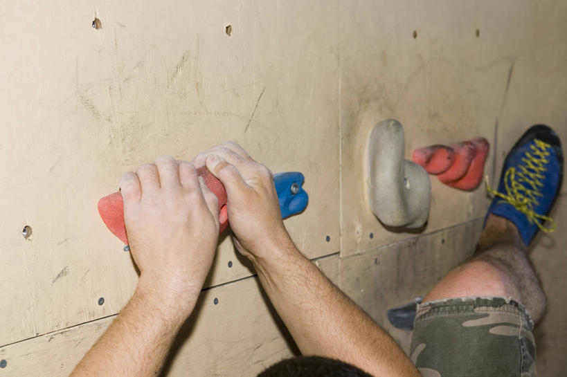 西方人,手,一个人,拉,攀登,横图,俯视,室内,特写,白天,运动服,运动鞋,锻炼,旅游,度假,探险,运动,攀岩,石头,鞋子,欧洲,欧洲人,双手,仅一个男性,仅一个人,服装,石子,墙,岩壁,娱乐,极限运动,墙壁,墙面,仅一个年轻男性,衣服,享受,休闲,手部,爬,放松,服饰,休闲鞋,衣着,穿着,室外运动,户外运动,衣饰,攀岩墙,冒险,体育,男人,男性,年轻男性,白种人,石块,岩石,登山,攀爬,半身,彩图,高角度拍摄,健身,运动装