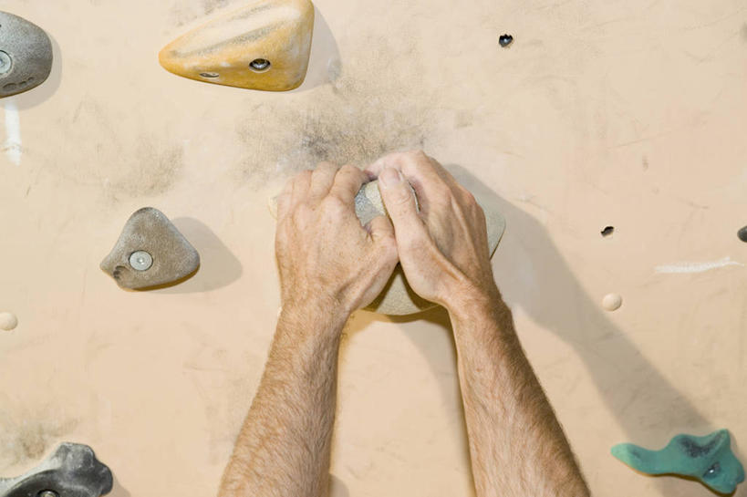 西方人,手,一个人,拉,攀登,横图,室内,特写,白天,锻炼,旅游,度假,探险,运动,攀岩,石头,欧洲,欧洲人,双手,仅一个男性,仅一个人,阴影,反射,石子,影子,墙,岩壁,娱乐,极限运动,墙壁,墙面,仅一个年轻男性,背面,享受,休闲,手部,爬,放松,室外运动,户外运动,攀岩墙,冒险,体育,男人,男性,年轻男性,白种人,石块,岩石,登山,攀爬,半身,彩图,健身