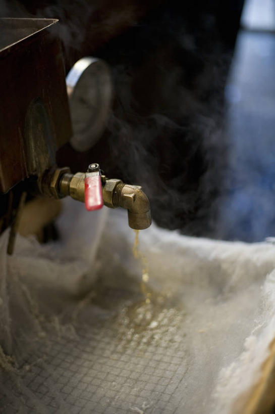 无人,农场,竖图,俯视,室内,特写,白天,畜牧业,牧场,朦胧,模糊,粘稠,水龙头,调料,糖,调味品,调味料,开关,打开,糖浆,阀门,开启,下降,降落,枫糖浆,黏稠,畜牧,牧业,水咀,浓厚,降低,下跌,下落,彩图,高角度拍摄